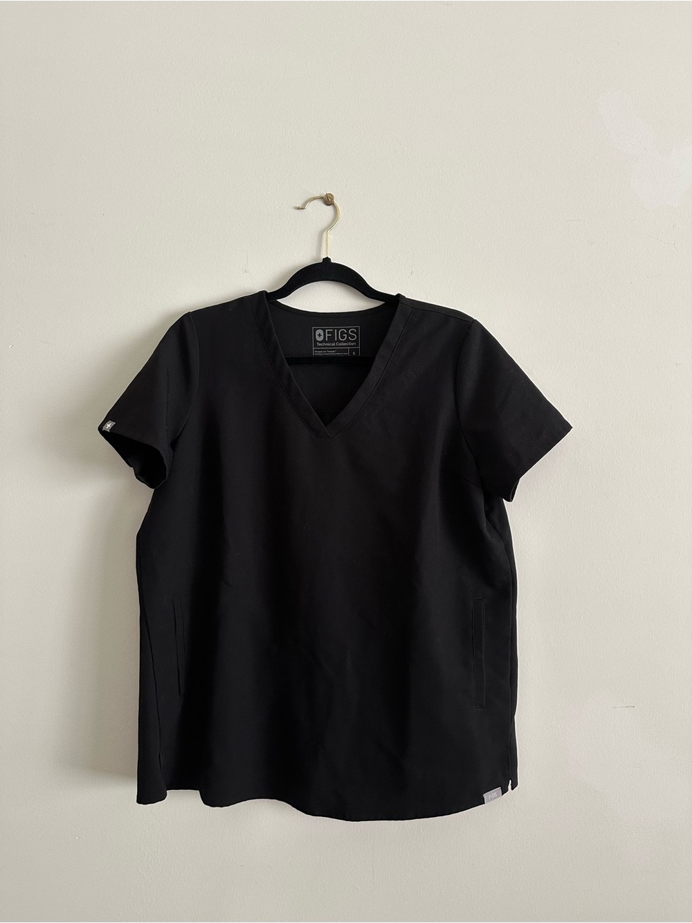Figs Menโs Black V-Neck Short Sleeve Scrub Top